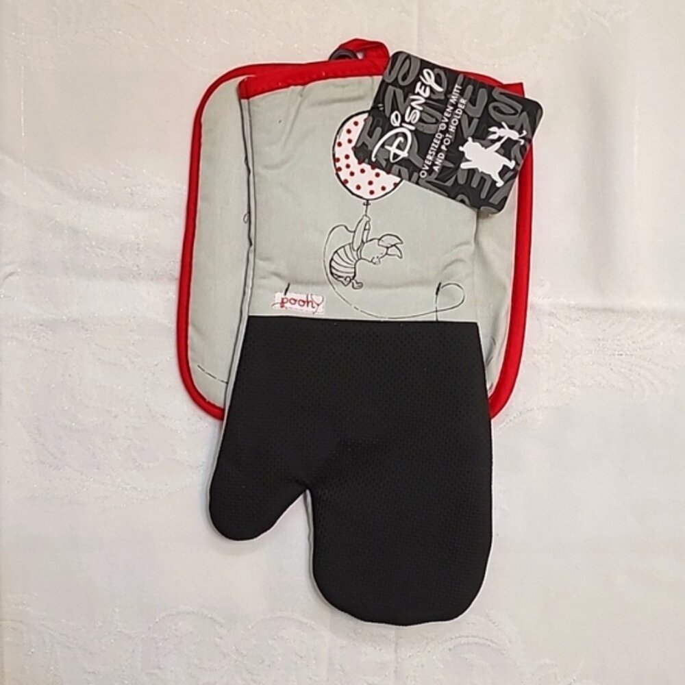 NWT - Winnie the Pooh & Piglet 2-piece Heat Resistant Oven Mitt & Pot Holder Set